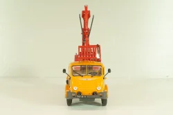 Saviem 4x4 truck with a hydraulic excavator "Poclain" 1957, orange/red, Les Plus Mythiques Saviem #3, Deagostini 1:43
