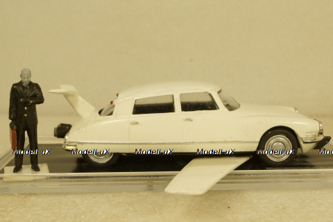 Citroen DS21 автомобиль Фантомаса с фигуркой, Kirovograd Models 1:43