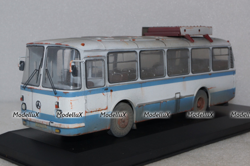 Лаз-696Н с газовыми баллонами бело-голубой, Improved Models 1:43