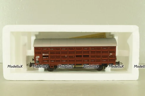 Вагон для перевозки животных "скотовоз", 2-х осный DB, коричневый, HO, 46035, Roco 1:87