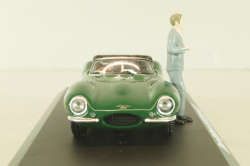 Jaguar XKSS 1957 with figuren Steve McQueen, green, McQueen Collection, 86434, Greenlight 1:43