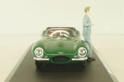 Jaguar XKSS 1957 with figuren Steve McQueen, green, McQueen Collection, 86434, Greenlight 1:43