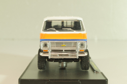 Chevrolet Van G10 1971, white/orange/black, 32500-R92, M2 1:64 