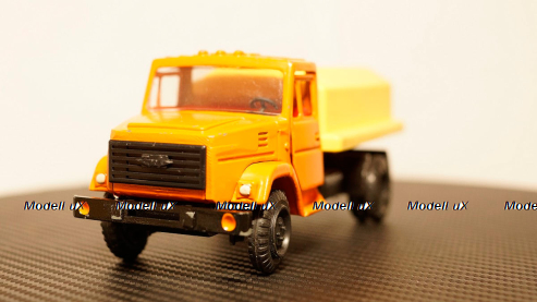 ВАЗ 2103 Жигули LADA 1972, T9-1800260, Triple9 1:18