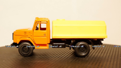 ВАЗ 2103 Жигули LADA 1972, T9-1800260, Triple9 1:18