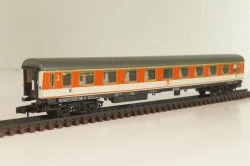 Вагон пассажирский 1-й клас, (number 104 21), 4-х осный, DB, Epoche IV (1970–1985) с освещением, оранжевый/бежевый, 3211, Arnold 1:160 (N)