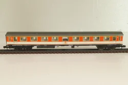 Вагон пассажирский 1-й клас, (number 104 21), 4-х осный, DB, Epoche IV (1970–1985) с освещением, оранжевый/бежевый, 3211, Arnold 1:160 (N)