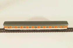 Вагон пассажирский 1-й клас, (number 104 21), 4-х осный, DB, Epoche IV (1970–1985) с освещением, оранжевый/бежевый, 3211, Arnold 1:160 (N)
