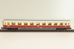 Вагон пассажирский 1-й клас, (number 104 21), 4-х осный, DB, Epoche IV (1970–1985) с освещением, бежевый/красный, 3810, Arnold 1:160 (N)
