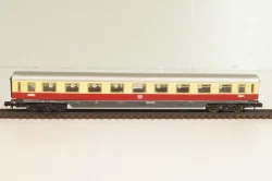 Вагон пассажирский 1-й клас, (number 104 21), 4-х осный, DB, Epoche IV (1970–1985) с освещением, бежевый/красный, 3810, Arnold 1:160 (N)