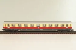 Вагон пассажирский 1-й клас, (number 104 21), 4-х осный, DB, Epoche IV (1970–1985) с освещением, бежевый/красный, 3810, Arnold 1:160 (N)