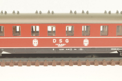 Вагон спальный (number 50 80 06-56 070-1), 4-х осный, DSG, Epoche IV (1970–1985) с освещением, красный, 02269A , Roco 1:160 (N)