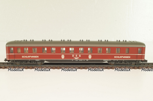 Вагон спальный (number 50 80 06-56 070-1), 4-х осный, DSG, Epoche IV (1970–1985) с освещением, красный, 02269A , Roco 1:160 (N)