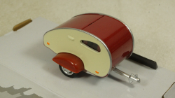 Caravan I burgundy / creamy white, Cararama 1:43