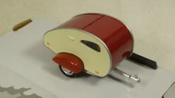 Caravan I burgundy / creamy white, Cararama 1:43
