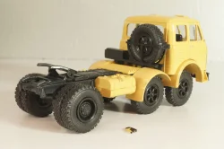 МАЗ-520 тягач, бежевый, Легендарные Грузовики СССР №29, 1:43 Уценка!