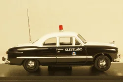 Ford 49 Cleveland Police 1949, black/white, 86635, Greenlight 1:43