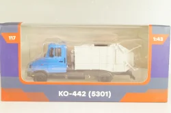 КО-442 мусоровоз бункерного типа с задней загрузкой на шасси Зил-5301В2 Бычок, 2004, Легендарные грузовики СССР №117, 1:43