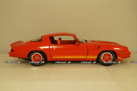 Chevrolet Camaro Z28 1981 light red/black, Greenlight 1:18