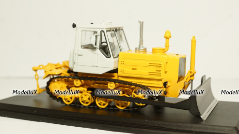 Трактор Т 150Д гусеничный с отвалом, SSM8015 1:43