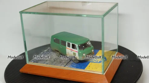 Стеклянный бокс с подставкой, 1:43