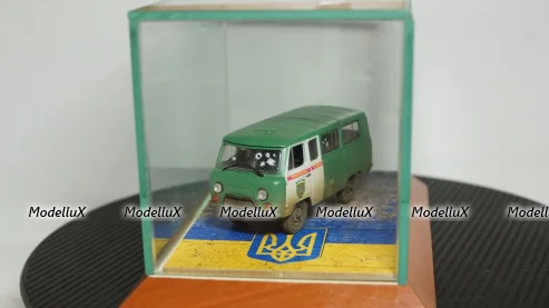 Стеклянный бокс с подставкой, 1:43