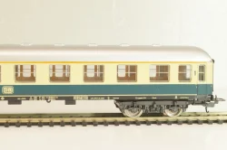 Вагон пассажирский 1 класс (number 61 80 88-80 107-0), 4-х осный DB, Epoche IV (1965 - 1990), бежевый/зеленый, 309174, Lima 1:87 (HO) №1