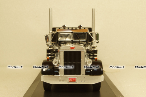 Peterbilt 350 towing vehicle 1952 black/white, TR114, IXO 1:43