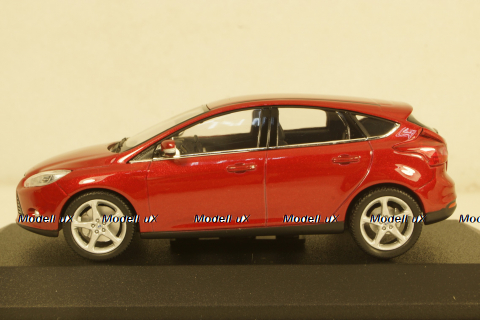 Ford Focus 5-door, red metallic 2011, Minichamps 1:43