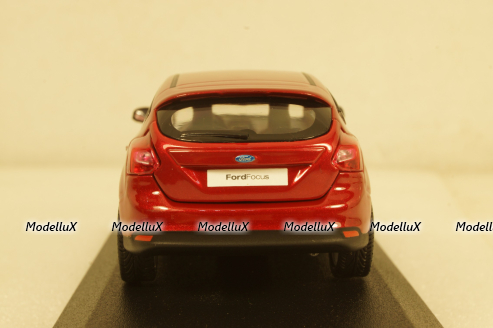 Ford Focus 5-door, red metallic 2011, Minichamps 1:43