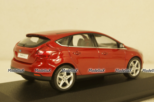 Ford Focus 5-door, red metallic 2011, Minichamps 1:43