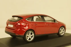 Ford Focus 5-door, red metallic 2011, Minichamps 1:43