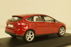 Ford Focus 5-door, red metallic 2011, Minichamps 1:43