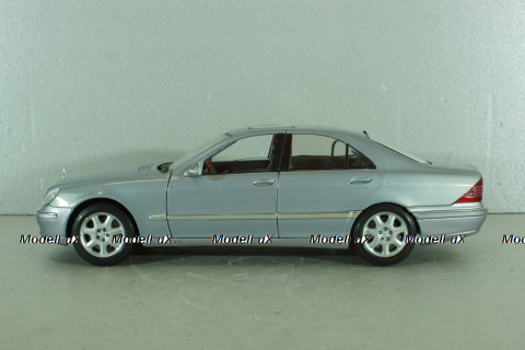 Mercedes S500 (W220) 1998, light blue, Maisto 1:18
