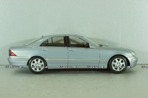 Mercedes S500 (W220) 1998, light blue, Maisto 1:18