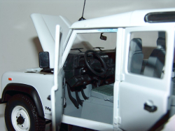 Land Rover Defender 110 Station Wagon 1:18 