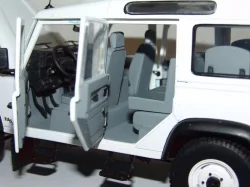 Land Rover Defender 110 Station Wagon 1:18 