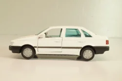 Volkswagen Passat (B3) 1988, white, Gama 1:43