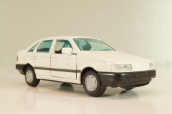 Volkswagen Passat (B3) 1988, white, Gama 1:43