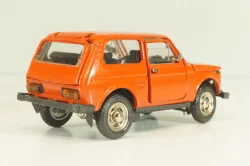 Ваз-2121 Лада Нива, март 1995г., красная, Тантал/Радон 1:43