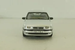 Opel Vectra (A) GL hatchback,Wayne Cherry 1988, silver, OPCD138, Opel Collection Designer #138 1:43
