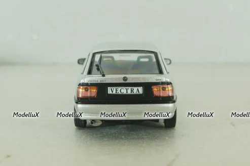 Opel Vectra (A) GL hatchback,Wayne Cherry 1988, silver, OPCD138, Opel Collection Designer #138 1:43