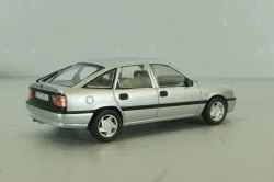 Opel Vectra (A) GL hatchback,Wayne Cherry 1988, silver, OPCD138, Opel Collection Designer #138 1:43