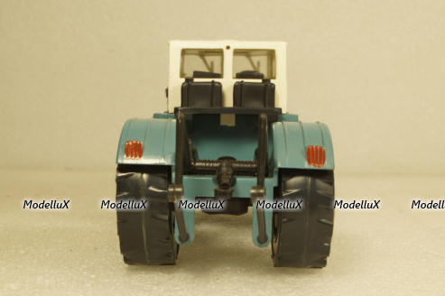 К-701, Кировец, голубой/белый, з-д Двигатель 1:43  
