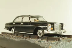 Mercedes-Benz 250 SE from movie "Octopussy" 1983, black, James Bond Modellauto Collection #23, 1:43 Дефект!