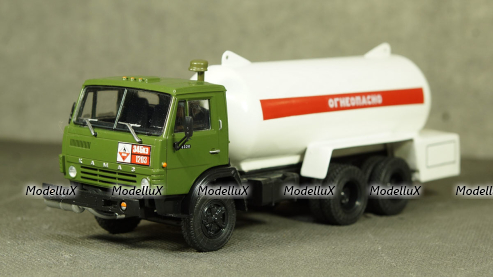 Mercedes 207D Van transport edition 1987, CLC224, IXO 1:43