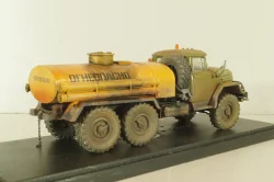 АТЗ 4,4 бензовоз на шасси Зил-131, со следами эксплуатации, Model43 1:43