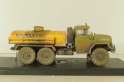 АТЗ 4,4 бензовоз на шасси Зил-131, со следами эксплуатации, Model43 1:43
