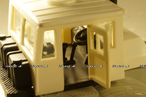 К-701 Кировец, белый/серый, з-д Двигатель 1:43  