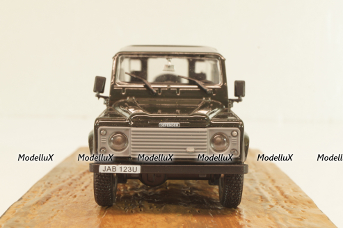 Land Rover Defender 110 from movie "Casino Royale" 2006, grey, James Bond Modellauto Collection #85, Altaya 1:43